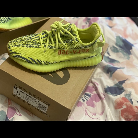 Yeezy Boost 350 V2 - Picture 2 of 3